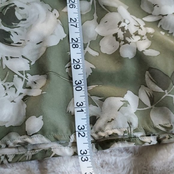 Embassy Row sage green floral skirt. 100% silk. Size 8 petite - Picture 6 of 6